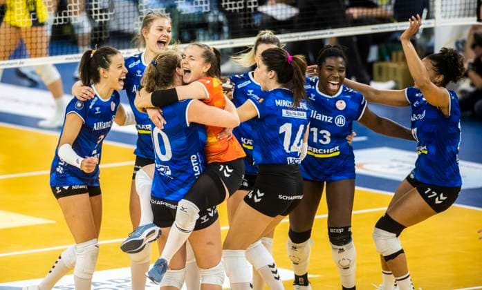 15.10.2023, GER, Damen, DVV, Supercup, Saison 2023 2024, SSC Palmberg Schwerin - Allianz MTV Stuttgart (1:3) Die Mannschaft von Allianz MTV Stuttgart feiert den Gewinn des Supercups. Rostock Stadthalle Mecklenburg-Vorpommern Deutschland