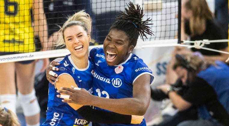 15.10.2023, GER, Damen, DVV, Supercup, Saison 2023 2024, SSC Palmberg Schwerin - Allianz MTV Stuttgart (1:3) Britt Bongaerts (Allianz MTV Stuttgart, li.) und Krystal Rivers (Allianz MTV Stuttgart, re.) feiern den Sieg im Supercup. Rostock Stadthalle Mecklenburg-Vorpommern Deutschland