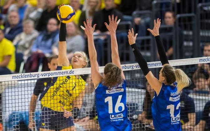 15.10.2023, GER, Damen, DVV, Supercup, Saison 2023 2024, SSC Palmberg Schwerin - Allianz MTV Stuttgart (1:3) Linda Bock (SSC Palmberg Schwerin, li.) gegen Kayla Haneline (Allianz MTV Stuttgart, Mitte) und Britt Bongaerts (Allianz MTV Stuttgart, re.) Rostock Stadthalle Mecklenburg-Vorpommern Deutschland