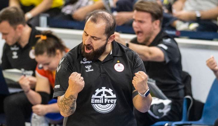 15.10.2023, GER, Damen, DVV, Supercup, Saison 2023 2024, SSC Palmberg Schwerin - Allianz MTV Stuttgart (1:3) Trainer Konstantin Bitter (Allianz MTV Stuttgart) jubelt. Rostock Stadthalle Mecklenburg-Vorpommern Deutschland