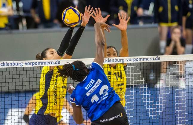 15.10.2023, GER, Damen, DVV, Supercup, Saison 2023 2024, SSC Palmberg Schwerin - Allianz MTV Stuttgart (1:3) Tutku Burcu Yüzgenc (SSC Palmberg Schwerin, li.) gegen Krystal Rivers (Allianz MTV Stuttgart, Mitte) und Jazmine White (SSC Palmberg Schwerin, re.) Rostock Stadthalle Mecklenburg-Vorpommern Deutschland