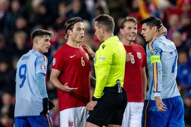 231015 Patrick Berg of Norway and Referee Tobias Stieler during the UEFA EURO, EM, Europameisterschaft,Fussball Qualifier, EM, Europameisterschaft football match between Norway and Spain on October 15, 2023 in Oslo. Photo: Vegard Grott BILDBYRAN kod VG VG0543 bbeng football soccer fotboll fotball uefa euro qualifier landskamp emkval em-kvalifisering em-kvalik norge norway spania spain spanien Copyright: VEGARDxGRoTT BB231015VG061