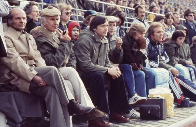 16.04.77 1. FC Saarbrücken - FC Bayern München Deutschland, Saarbrücken, 16.04.1977, Fussball, Bundesliga, 1. FC Saarbrücken - FC Bayern München (6:1): v.l. Dettmar Cramer (Trainer FC Bayern München), Robert Schwan (Manager FC Bayern München), Hans-Wilhelm Müller-Wohlfahrt (Mannschaftsarzt FC Bayern München). *** 16 04 77 1 FC Saarbrücken FC Bayern München Germany, Saarbrücken, 16 04 1977, Football, Bundesliga, 1 FC Saarbrücken FC Bayern München 6 1 v l Dettmar Cramer Coach FC Bayern München , Robert Schwan Manager FC Bayern München , Hans Wilhelm Müller Wohlfahrt Team Doctor FC Bayern München