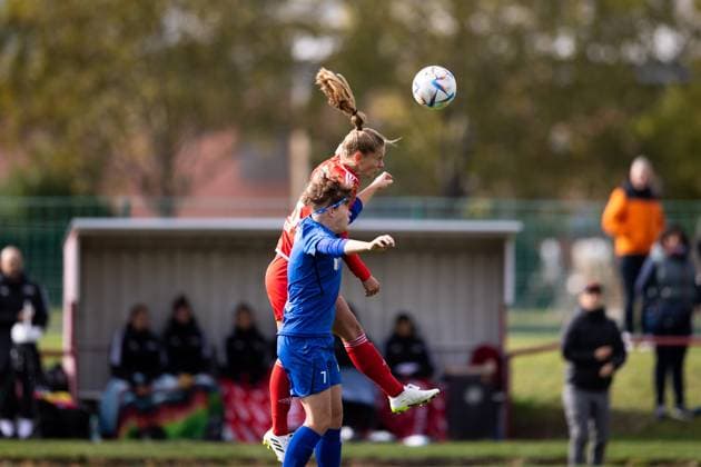 Frauen-Regionalliga Nordost: 1. FFV Erfurt vs. 1. FC Union Berlin; Erfurt; 15.10.2023 Charleen Niesler ( 18; 1. FC Union Berlin) gegen Anna Mittelsdorf ( 7; 1. FFV Erfurt) Frauen-Regionalliga Nordost: 1. FFV Erfurt vs. 1. FC Union Berlin; Hauptplatz Sportforum Johannesplatz Erfurt; 15.10.2023 Copyright: xBEAUTIFULxSPORTS Duehringx
