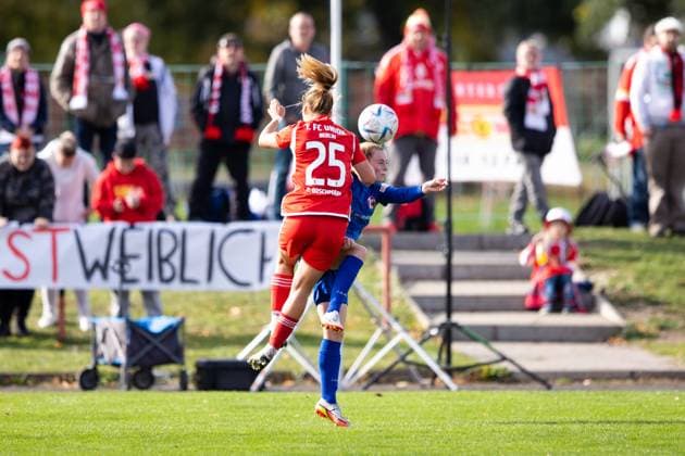 Frauen-Regionalliga Nordost: 1. FFV Erfurt vs. 1. FC Union Berlin; Erfurt; 15.10.2023 Dina Sophia Orschmann ( 25; 1. FC Union Berlin) gegen Katja Groll ( 14; 1. FFV Erfurt) Frauen-Regionalliga Nordost: 1. FFV Erfurt vs. 1. FC Union Berlin; Hauptplatz Sportforum Johannesplatz Erfurt; 15.10.2023 Copyright: xBEAUTIFULxSPORTS Duehringx