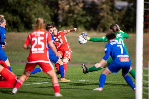 Frauen-Regionalliga Nordost: 1. FFV Erfurt vs. 1. FC Union Berlin; Erfurt; 15.10.2023 Sarah Abu Sabbah ( 16; 1. FC Union Berlin) gegen Laura Kalbe ( 20; 1. FFV Erfurt) Frauen-Regionalliga Nordost: 1. FFV Erfurt vs. 1. FC Union Berlin; Hauptplatz Sportforum Johannesplatz Erfurt; 15.10.2023 Copyright: xBEAUTIFULxSPORTS Duehringx