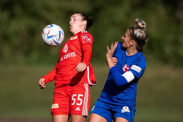 Frauen-Regionalliga Nordost: 1. FFV Erfurt vs. 1. FC Union Berlin; Erfurt; 15.10.2023 Katja Orschmann ( 55; 1. FC Union Berlin) gegen Mandy Uhl ( 18; 1. FFV Erfurt) Frauen-Regionalliga Nordost: 1. FFV Erfurt vs. 1. FC Union Berlin; Hauptplatz Sportforum Johannesplatz Erfurt; 15.10.2023 Copyright: xBEAUTIFULxSPORTS Duehringx