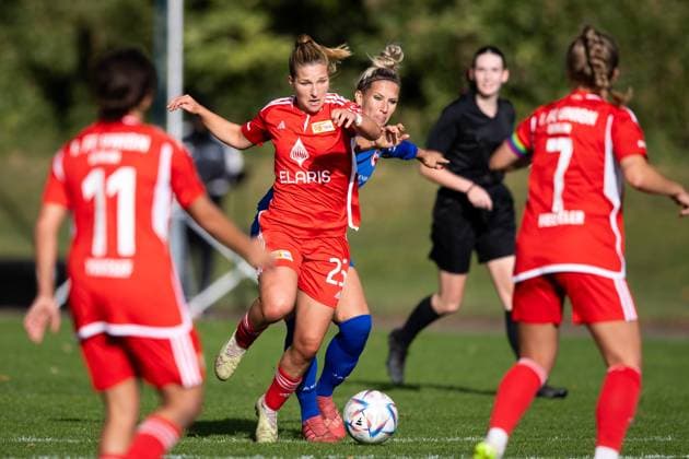 Frauen-Regionalliga Nordost: 1. FFV Erfurt vs. 1. FC Union Berlin; Erfurt; 15.10.2023 Dina Sophia Orschmann ( 25; 1. FC Union Berlin) gegen Mandy Uhl ( 18; 1. FFV Erfurt) Frauen-Regionalliga Nordost: 1. FFV Erfurt vs. 1. FC Union Berlin; Hauptplatz Sportforum Johannesplatz Erfurt; 15.10.2023 Copyright: xBEAUTIFULxSPORTS Duehringx