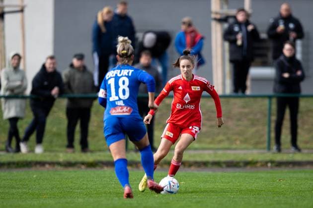 Frauen-Regionalliga Nordost: 1. FFV Erfurt vs. 1. FC Union Berlin; Erfurt; 15.10.2023 Sophie Trojahn ( 19; 1. FC Union Berlin) gegen Mandy Uhl ( 18; 1. FFV Erfurt) Frauen-Regionalliga Nordost: 1. FFV Erfurt vs. 1. FC Union Berlin; Hauptplatz Sportforum Johannesplatz Erfurt; 15.10.2023 Copyright: xBEAUTIFULxSPORTS Duehringx