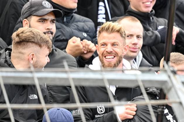 Sport Themen der Woche KW41 Sport Bilder des Tages 15.10.2023, Ulm, Germany, Donaustadion, SSV ulm 1846 Fussball vs SG Dynamo Dresden - 3 Liga, Johannes Reichert (SSV Ulm 1846 Fussball) Schaut, bei den Fans (Foto H. Langer) DFB DFL REGULATIONS PROHIBIT ANY USE OF PHOTOGRAPHS AS IMAGE SEQUENCES AND OR QUASI-VIDEO. Ulm Donaustadion Germany *** 15 10 2023, Ulm, Germany, Donaustadion, SSV ulm 1846 Fussball vs SG Dynamo Dresden 3 Liga, Johannes Reichert SSV Ulm 1846 Fussball Looks, at the fans Foto H Langer DFB DFL REGULATIONS PROHIBIT ANY USE OF PHOTOGRAPHS AS IMAGE SEQUENCES AND OR QUASI VIDEO Ulm Donaustadion Germany 541_ SSVSGE20231015_122 Langer-541