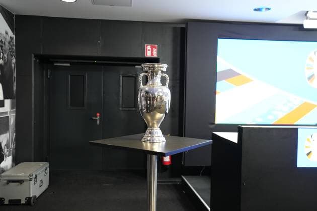 Henri-Delaunay-Pokal im Pressekonferenz Raum des Deutsche Bank Park - 16.10.2023: EURO 2024 Partnerschaft DFB VDV