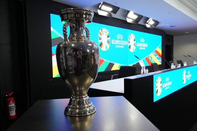 Henri-Delaunay-Pokal im Pressekonferenz Raum des Deutsche Bank Park - 16.10.2023: EURO 2024 Partnerschaft DFB VDV