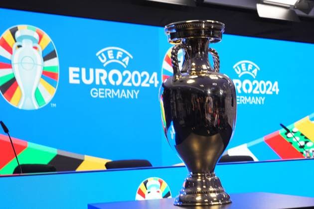 Henri-Delaunay-Pokal im Pressekonferenz Raum des Deutsche Bank Park - 16.10.2023: EURO 2024 Partnerschaft DFB VDV