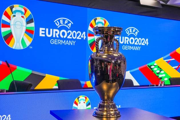 Henri-Delaunay-Pokal im Pressekonferenz Raum des Deutsche Bank Park - 16.10.2023: EURO 2024 Partnerschaft DFB VDV