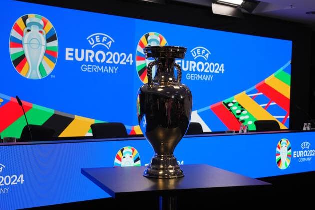 Henri-Delaunay-Pokal im Pressekonferenz Raum des Deutsche Bank Park - 16.10.2023: EURO 2024 Partnerschaft DFB VDV