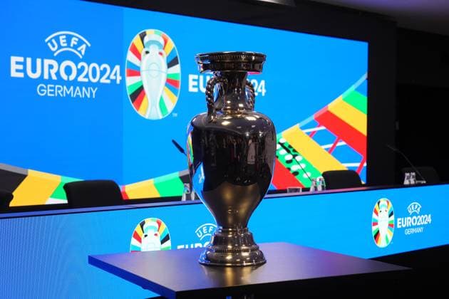 Henri-Delaunay-Pokal im Pressekonferenz Raum des Deutsche Bank Park - 16.10.2023: EURO 2024 Partnerschaft DFB VDV