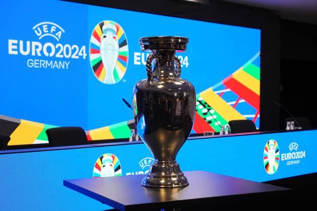 Henri-Delaunay-Pokal im Pressekonferenz Raum des Deutsche Bank Park - 16.10.2023: EURO 2024 Partnerschaft DFB VDV