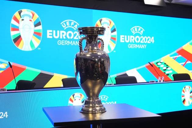 Henri-Delaunay-Pokal im Pressekonferenz Raum des Deutsche Bank Park - 16.10.2023: EURO 2024 Partnerschaft DFB VDV