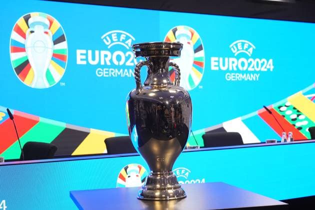 Henri-Delaunay-Pokal im Pressekonferenz Raum des Deutsche Bank Park - 16.10.2023: EURO 2024 Partnerschaft DFB VDV