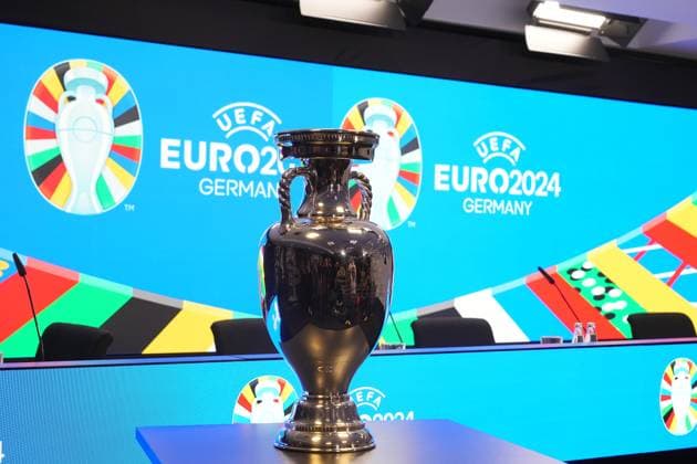 Henri-Delaunay-Pokal im Pressekonferenz Raum des Deutsche Bank Park - 16.10.2023: EURO 2024 Partnerschaft DFB VDV
