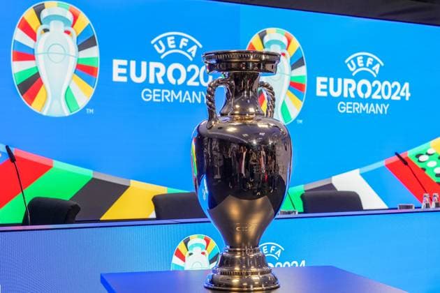 Henri-Delaunay-Pokal im Pressekonferenz Raum des Deutsche Bank Park - 16.10.2023: EURO 2024 Partnerschaft DFB VDV