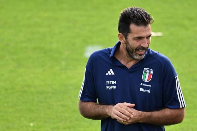 October 16, 2023, Florence, Italy: Chief of Italian delegation Gianlugi Buffon during a training session of the Italian national soccer team at the Coverciano traning centre near Florence, Italy, 16 October 2023.ANSA CLAUDIO GIOVANNINI Ultimo allenamento a Coverciano, Spalletti carica gli azzurri  - ZUMAa110 20231016_zaf_a110_005 Copyright: xClaudioxGiovanninix