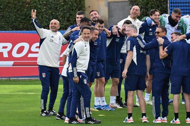 Sport Themen der Woche KW42 Sport Bilder des Tages October 16, 2023, Florence, Italy: Head coach of Italy Luciano Spalletti (L) during a training session of the Italian national soccer team at the Coverciano traning centre near Florence, Italy, 16 October 2023.ANSA CLAUDIO GIOVANNINI Ultimo allenamento a Coverciano, Spalletti carica gli azzurri  - ZUMAa110 20231016_zaf_a110_007 Copyright: xClaudioxGiovanninix