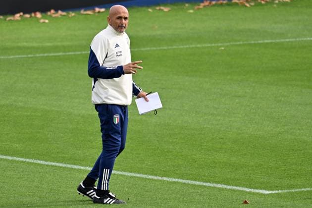 October 16, 2023, Florence, Italy: Head coach of Italy Luciano Spalletti during a training session of the Italian national soccer team at the Coverciano traning centre near Florence, Italy, 16 October 2023.ANSA CLAUDIO GIOVANNINI Ultimo allenamento a Coverciano, Spalletti carica gli azzurri  - ZUMAa110 20231016_zaf_a110_010 Copyright: xClaudioxGiovanninix