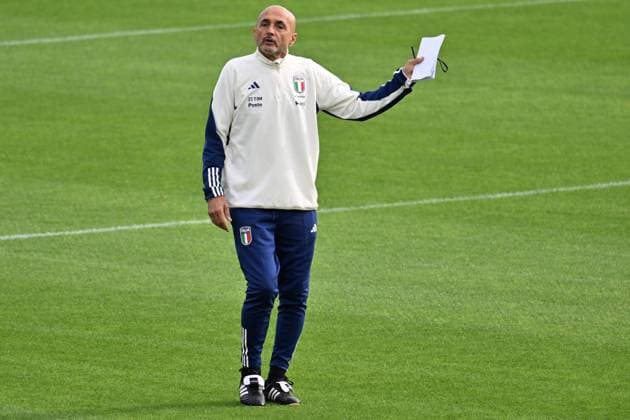 October 16, 2023, Florence, Italy: Head coach of Italy Luciano Spalletti during a training session of the Italian national soccer team at the Coverciano traning centre near Florence, Italy, 16 October 2023.ANSA CLAUDIO GIOVANNINI Ultimo allenamento a Coverciano, Spalletti carica gli azzurri  - ZUMAa110 20231016_zaf_a110_011 Copyright: xClaudioxGiovanninix