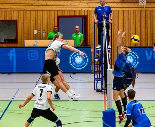 15.10.2023, GER, 2.BL Maenner Sued, Volleyball, Saison 2023 2024, Blue Volleys Gotha - Volley YoungStars Friedrichshafen Harrison Paul McBean (Blue Volleys Gotha) Fedorov, Ruslan (Volley YoungStars Friedrichshafen) Gotha Ernestiner-Halle Thüringen Deutschland