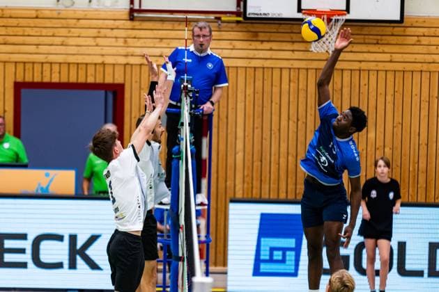 15.10.2023, GER, 2.BL Maenner Sued, Volleyball, Saison 2023 2024, Blue Volleys Gotha - Volley YoungStars Friedrichshafen Woumnga, Christian (Volley YoungStars Friedrichshafen) Justus Krausse (Blue Volleys Gotha) Gotha Ernestiner-Halle Thüringen Deutschland