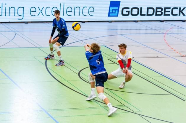 15.10.2023, GER, 2.BL Maenner Sued, Volleyball, Saison 2023 2024, Blue Volleys Gotha - Volley YoungStars Friedrichshafen Gudermuth, Felix (Volley YoungStars Friedrichshafen) Huckle, Lucas (Volley YoungStars Friedrichshafen) Gotha Ernestiner-Halle Thüringen Deutschland