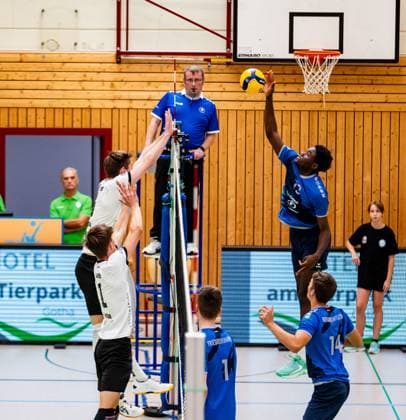 15.10.2023, GER, 2.BL Maenner Sued, Volleyball, Saison 2023 2024, Blue Volleys Gotha - Volley YoungStars Friedrichshafen Woumnga, Christian (Volley YoungStars Friedrichshafen) Erik Niederluecke (Blue Volleys Gotha) Justus Krausse (Blue Volleys Gotha) Gotha Ernestiner-Halle Thüringen Deutschland