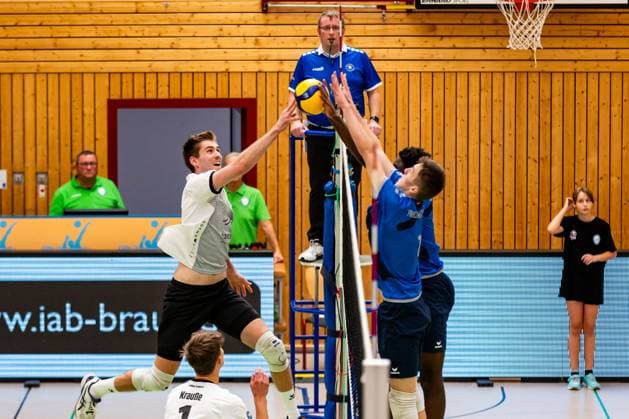 15.10.2023, GER, 2.BL Maenner Sued, Volleyball, Saison 2023 2024, Blue Volleys Gotha - Volley YoungStars Friedrichshafen Erik Niederluecke (Blue Volleys Gotha) Woumnga, Christian (Volley YoungStars Friedrichshafen) Breitenbach, Nick (Volley YoungStars Friedrichshafen) Gotha Ernestiner-Halle Thüringen Deutschland