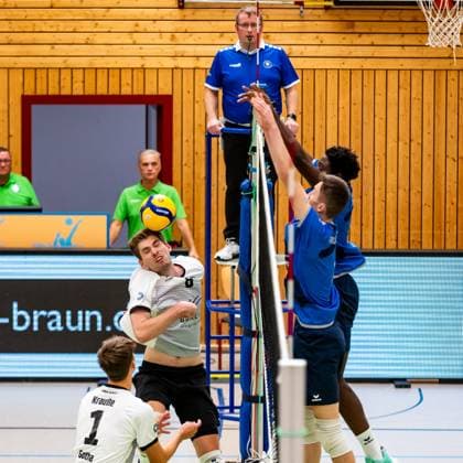 15.10.2023, GER, 2.BL Maenner Sued, Volleyball, Saison 2023 2024, Blue Volleys Gotha - Volley YoungStars Friedrichshafen Erik Niederluecke (Blue Volleys Gotha) Woumnga, Christian (Volley YoungStars Friedrichshafen) Breitenbach, Nick (Volley YoungStars Friedrichshafen) Gotha Ernestiner-Halle Thüringen Deutschland