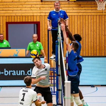 15.10.2023, GER, 2.BL Maenner Sued, Volleyball, Saison 2023 2024, Blue Volleys Gotha - Volley YoungStars Friedrichshafen Erik Niederluecke (Blue Volleys Gotha) Woumnga, Christian (Volley YoungStars Friedrichshafen) Breitenbach, Nick (Volley YoungStars Friedrichshafen) Gotha Ernestiner-Halle Thüringen Deutschland