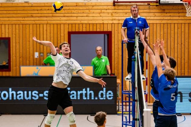 15.10.2023, GER, 2.BL Maenner Sued, Volleyball, Saison 2023 2024, Blue Volleys Gotha - Volley YoungStars Friedrichshafen Erik Niederluecke (Blue Volleys Gotha) Woumnga, Christian (Volley YoungStars Friedrichshafen) Breitenbach, Nick (Volley YoungStars Friedrichshafen) Gotha Ernestiner-Halle Thüringen Deutschland