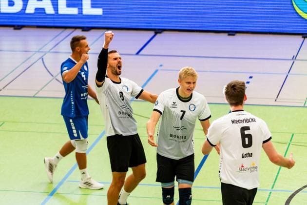 15.10.2023, GER, 2.BL Maenner Sued, Volleyball, Saison 2023 2024, Blue Volleys Gotha - Volley YoungStars Friedrichshafen Len Spankowski (Blue Volleys Gotha) Dominik Duchac (Blue Volleys Gotha) Krochmann, Hannes (Blue Volleys Gotha) Erik Niederluecke (Blue Volleys Gotha) Gotha Ernestiner-Halle Thüringen Deutschland