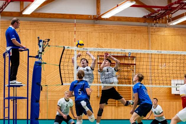 15.10.2023, GER, 2.BL Maenner Sued, Volleyball, Saison 2023 2024, Blue Volleys Gotha - Volley YoungStars Friedrichshafen Gudermuth, Felix (Volley YoungStars Friedrichshafen) Erik Niederluecke (Blue Volleys Gotha) Justus Krausse (Blue Volleys Gotha) Gotha Ernestiner-Halle Thüringen Deutschland