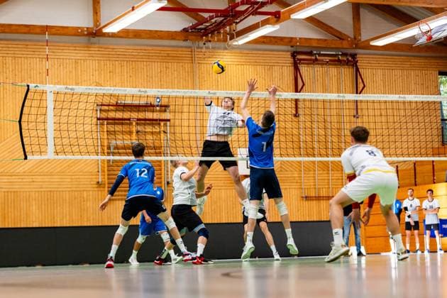 15.10.2023, GER, 2.BL Maenner Sued, Volleyball, Saison 2023 2024, Blue Volleys Gotha - Volley YoungStars Friedrichshafen Harrison Paul McBean (Blue Volleys Gotha) Breitenbach, Nick (Volley YoungStars Friedrichshafen) Gotha Ernestiner-Halle Thüringen Deutschland