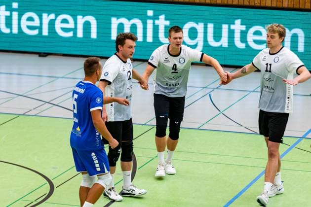15.10.2023, GER, 2.BL Maenner Sued, Volleyball, Saison 2023 2024, Blue Volleys Gotha - Volley YoungStars Friedrichshafen Len Spankowski (Blue Volleys Gotha) Stueckrad, Max (Blue Volleys Gotha) Werner, Robert (Blue Volleys Gotha) Harrison Paul McBean (Blue Volleys Gotha) Gotha Ernestiner-Halle Thüringen Deutschland