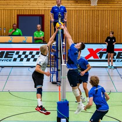 15.10.2023, GER, 2.BL Maenner Sued, Volleyball, Saison 2023 2024, Blue Volleys Gotha - Volley YoungStars Friedrichshafen Krochmann, Hannes (Blue Volleys Gotha) Breitenbach, Nick (Volley YoungStars Friedrichshafen) Habermaas, Daniel (Volley YoungStars Friedrichshafen) Gotha Ernestiner-Halle Thüringen Deutschland