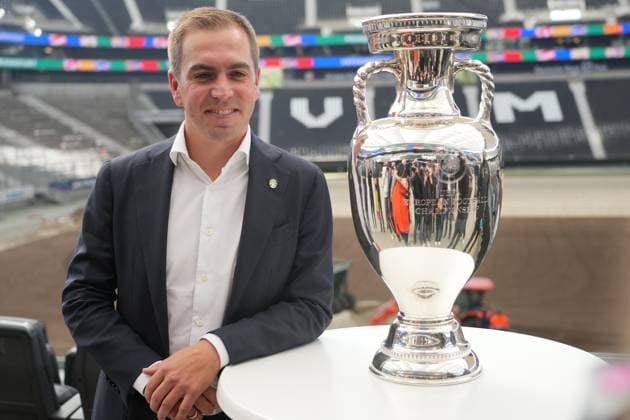 Turnierdirektor EURO 2024 Philipp Lahm mit dem Henri-Delaunay-Pokal - 16.10.2023: EURO 2024 Partnerschaft DFB VDV