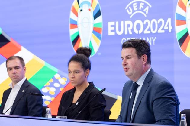 DFB-Pressekonferenz Hubertus Heil, Bundesminister für Arbeit und Soziales, links neben ihm Philipp Lahm, Turnierdirektor der UEFA EURO, EM, Europameisterschaft,Fussball 2024 und Celia Sasic, Botschafterin der UEFA EURO 2024. Pressekonferenz des DFB am 16. Oktober 2023 in Frankfurt am Main., Frankfurt am Main Hessen Deutschland Deutsche Bank Park