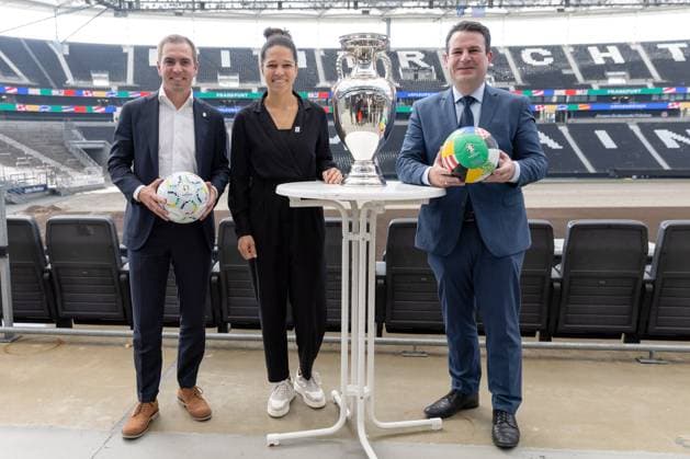 Sport Bilder des Tages DFB-Pressekonferenz Von links: Philipp Lahm, Turnierdirektor der UEFA EURO, EM, Europameisterschaft,Fussball 2024, Celia Sasic, Botschafterin der UEFA EURO 2024 und Hubertus Heil, Bundesminister für Arbeit und Soziales präsentieren den EM-Pokal. Pressekonferenz des DFB am 16. Oktober 2023 in Frankfurt am Main., Frankfurt am Main Hessen Deutschland Deutsche Bank Park