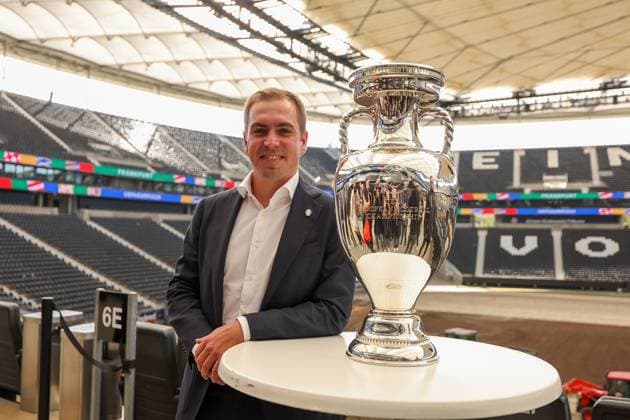 Frankfurt am Main am 16.Oktober 2023 Deutsche Bank Park Medientermin der EURO 2024 GmbH v.l., Philipp Lahm, Turnierdirektor der UEFA EURO, EM, Europameisterschaft,Fussball 2024 mit Pokal Der Henri-Delaunay-Pokal (französisch Coupe Henri-Delaunay) ist die Gewinntrophäe der Fußball-Europameisterschaft Copyright: JoaquimxFerreira