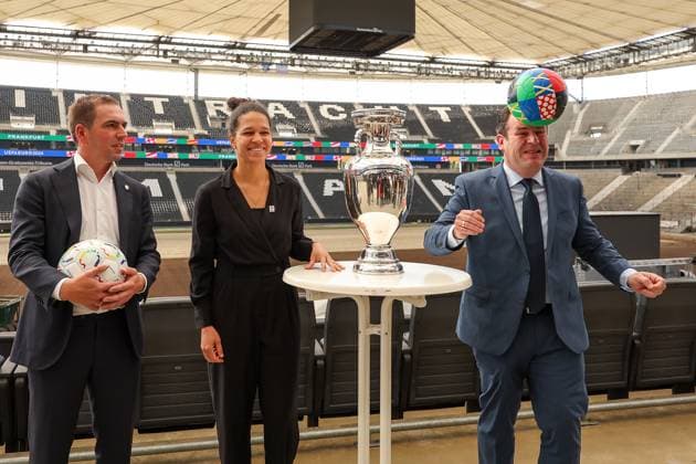 Frankfurt am Main am 16.Oktober 2023 Deutsche Bank Park Medientermin der EURO 2024 GmbH v.l., Philipp Lahm, Turnierdirektor der UEFA EURO, EM, Europameisterschaft,Fussball 2024 , Celia Å aÅ¡ic, Botschafterin der UEFA EURO 2024 und Hubertus Heil, Kopfball von Bundesminister für Arbeit und Sozial Copyright: JoaquimxFerreira