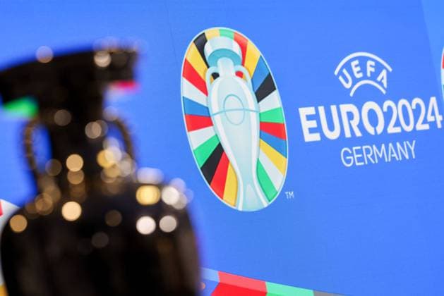 Frankfurt am Main am 16.Oktober 2023 Deutsche Bank Park Medientermin der EURO 2024 GmbH v.l., Henri-Delaunay-Pokal, im Hintergrund Logo UEFA EURO2024 Germany Copyright: JoaquimxFerreira