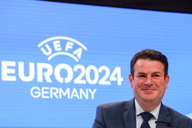 Frankfurt am Main am 16.Oktober 2023 Deutsche Bank Park Medientermin der EURO 2024 GmbH v.l., der Blick richtet sich auf die EURO2024, Hubertus Heil, Bundesminister für Arbeit und Soziales, im Hintergrund Logo EURO 2024, gut gelaunt, lacht Copyright: JoaquimxFerreira