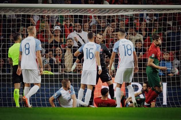 Players of Slovakia celebrate after big save from Martin Dubravka during UEFA EURO, EM, Europameisterschaft,Fussball 2024 qualifying game between national teams of Portugal and Slovakia at Estadio do Dragao, Porto. (Maciej Rogowski) Porto Estadio Do Dragao Portugal Copyright: xMaciejxRogowskix portugal-slovakia-full-13-10-2023-062